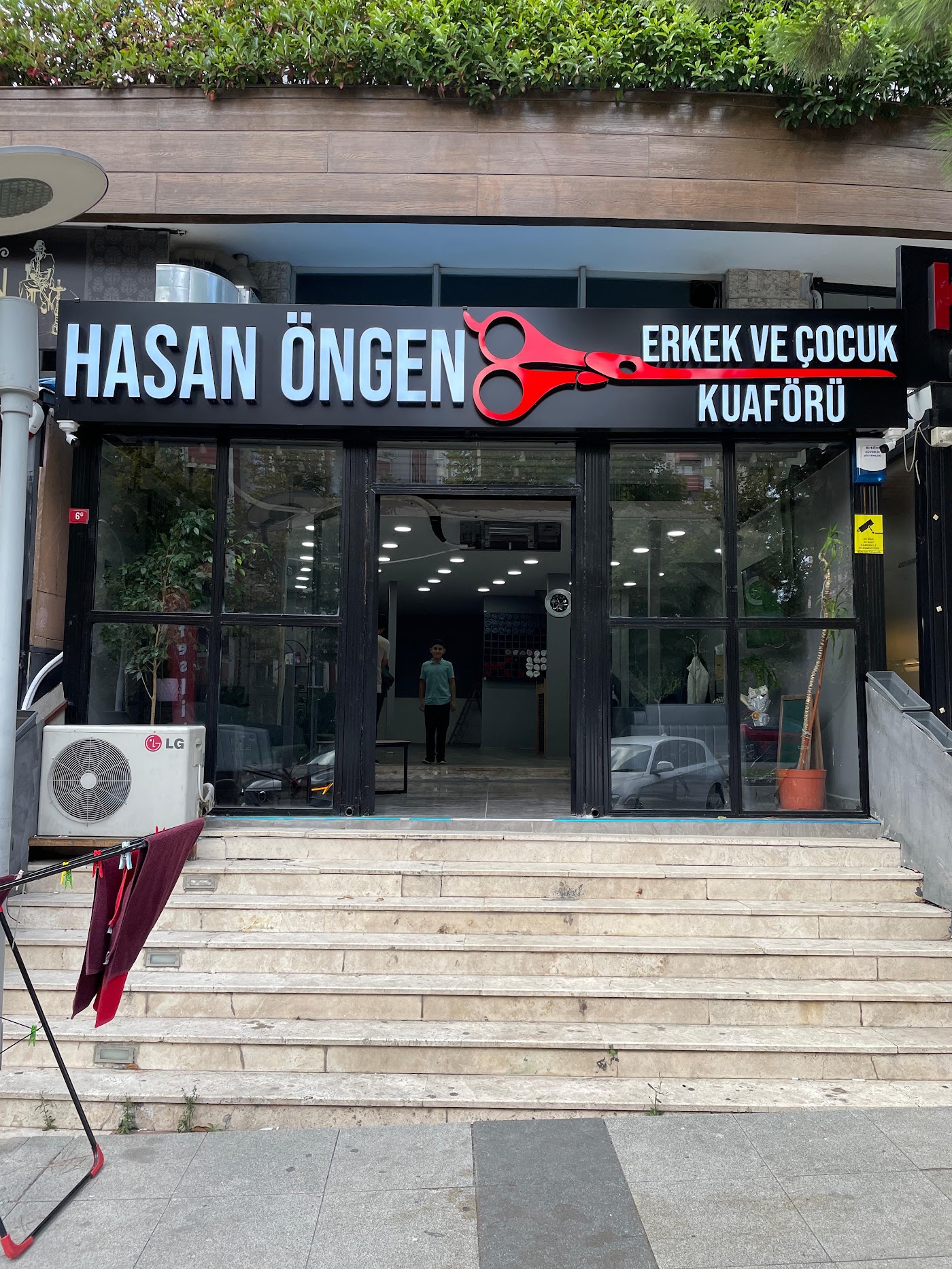 Hasan Öngen Erkek ve Çocuk Kuaförü — Arterium girişi ve kırmızı makas tabelası