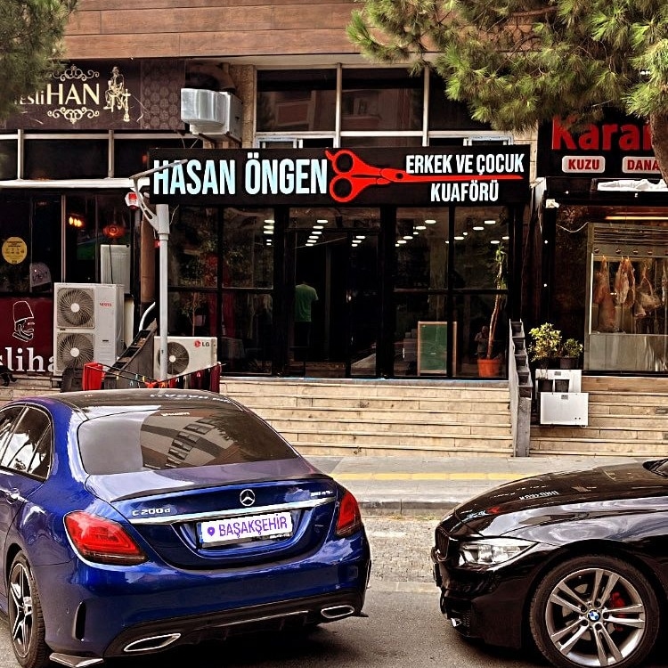 Hasan Öngen dükkân girişi — kırmızı makas tabela